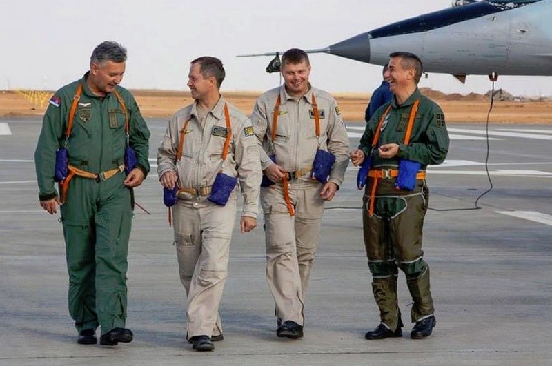 Piloti tokom srpsko-ruskih vojnih vežbi Bratstvo avijatičara Rusije i Srbije – BARS“ u Astrahanu